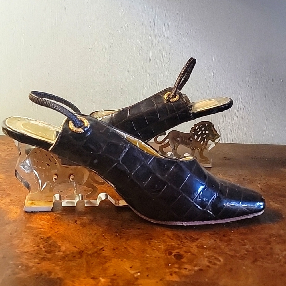 VINTAGE "Fantasy Collections" Regal Lion Emblem Leather Vtg Shoes